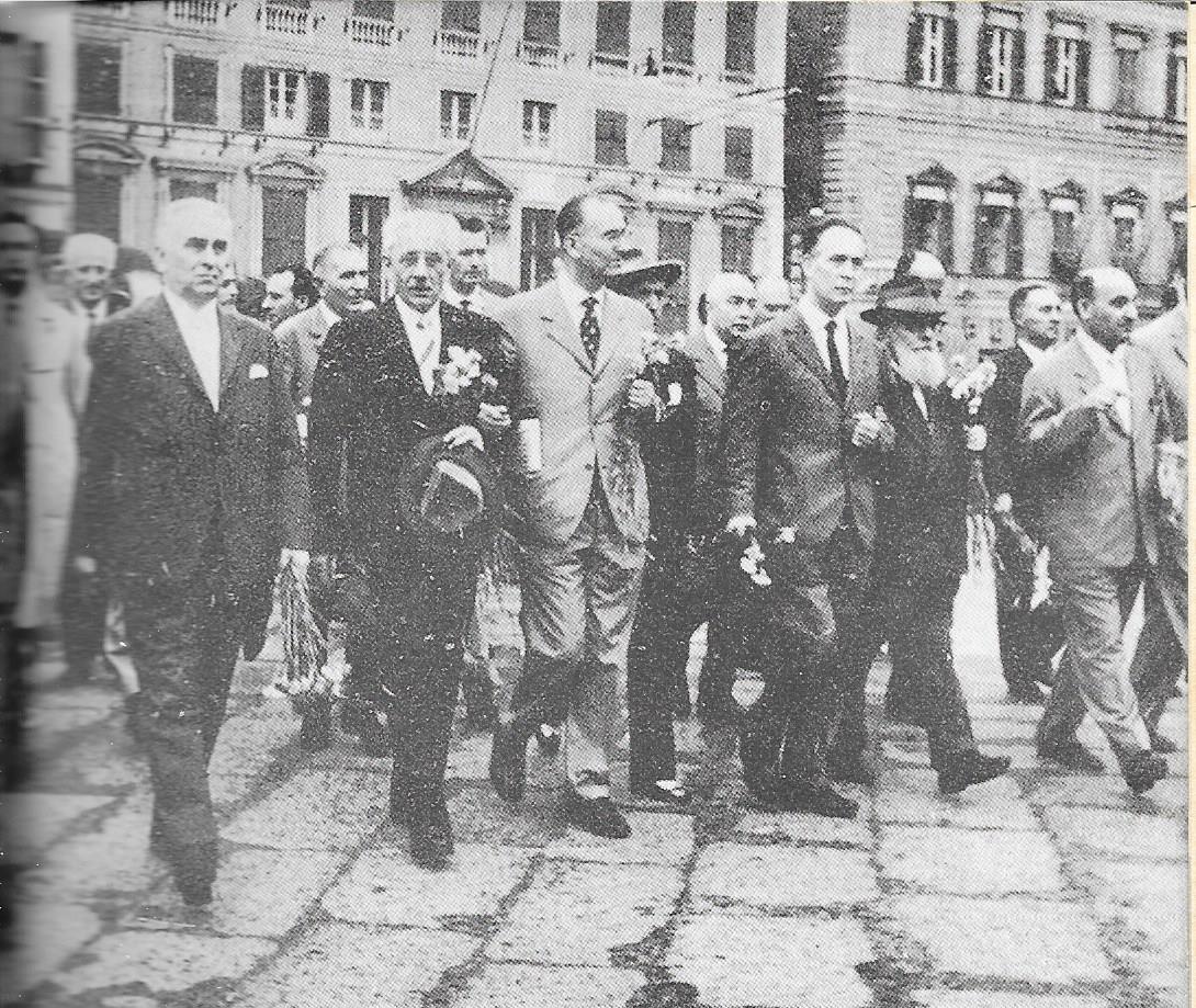 Genova 3 luglio 1960, la testa del corteo che festeggia la vittoria antifascista sul MSI e Governo Tambroni. Da sinistra, Longo, Parri e Boldrini al limite destro