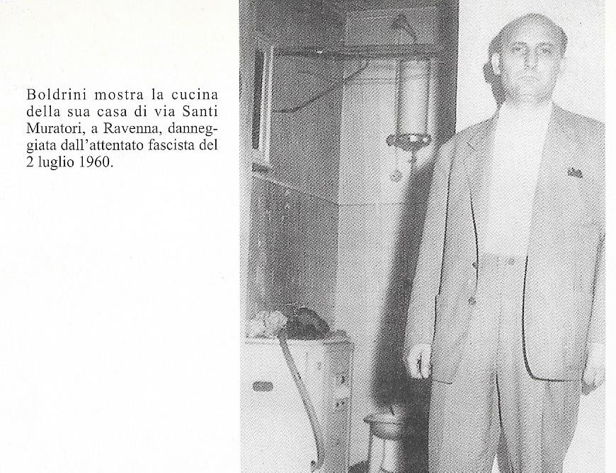 Boldrini nella sua casa incendiata dai fascisti nel luglio 1960