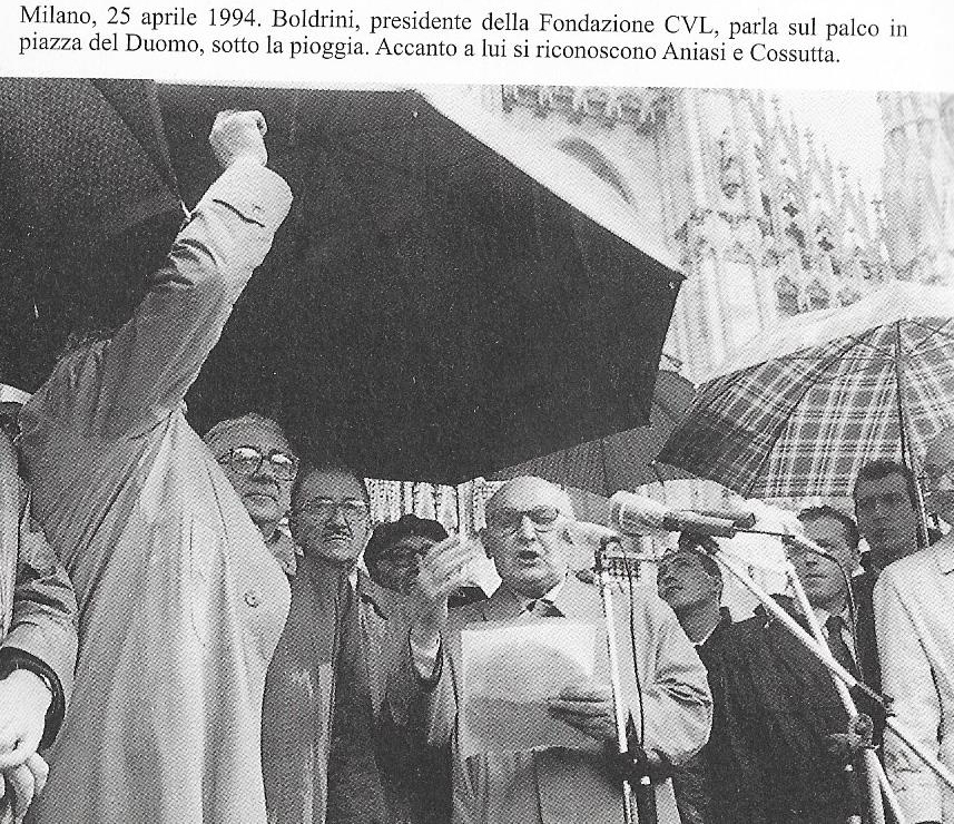 Boldrini il 25 aprile 1994 a Milano in piazza del Duomo parla dal palco, presenti Aniasi e Cossutta